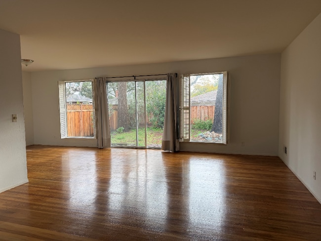 1941 Perry Ave in Menlo Park, CA - Foto de edificio - Building Photo