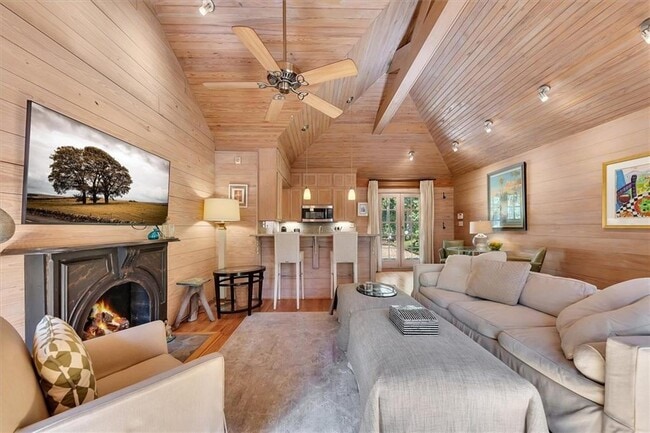 property at 2538 Parkside Dr NE