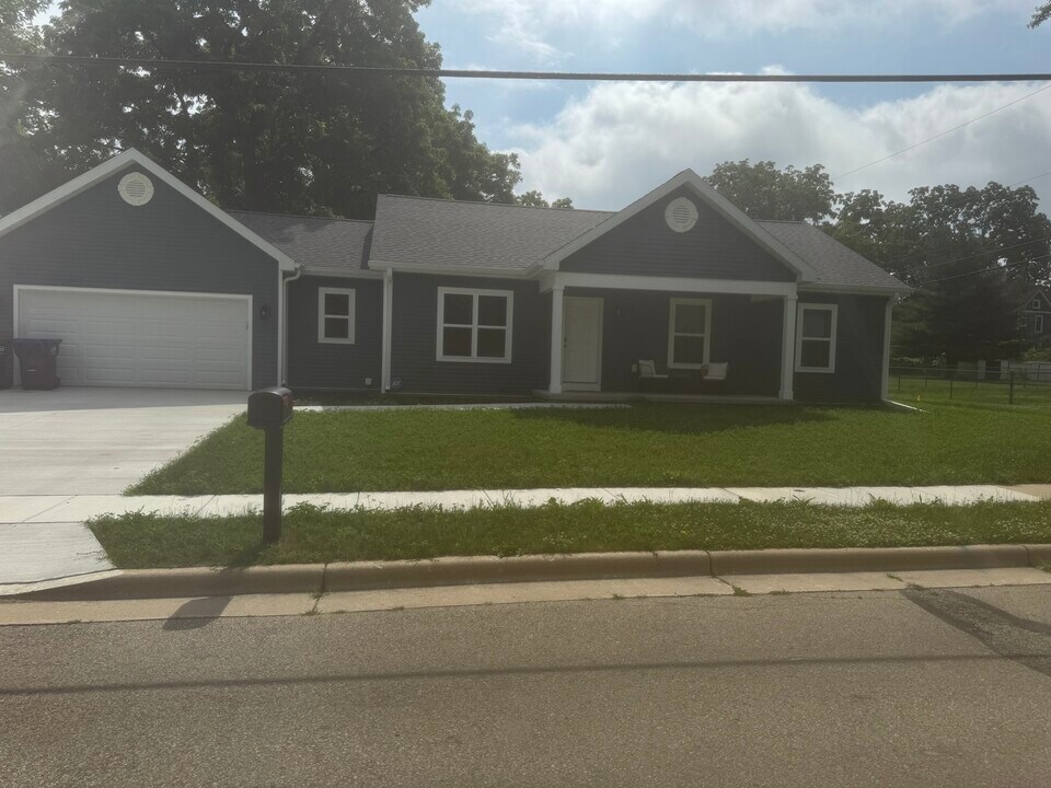 102 S Prairie Ave in Deerfield, WI - Building Photo