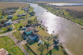 107 Annette Ct in Angleton, TX - Building Photo - Building Photo