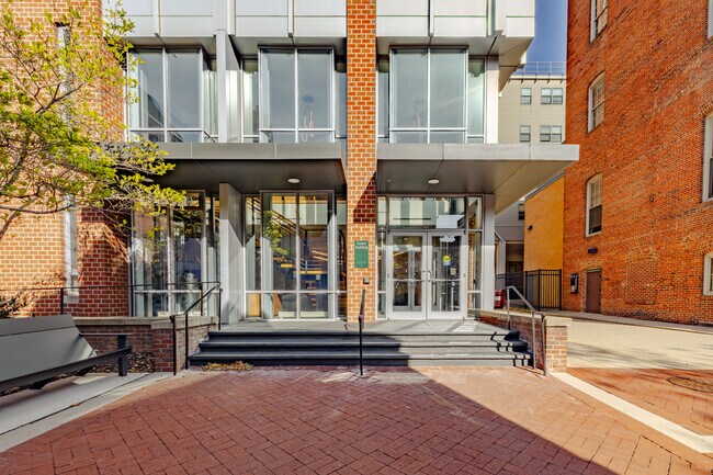 500 W - Located on the UMB Campus! in Baltimore, MD - Foto de edificio - Building Photo