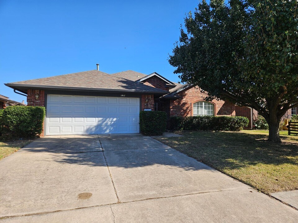 1917 Sunflower Cir in Norman, OK - Building Photo