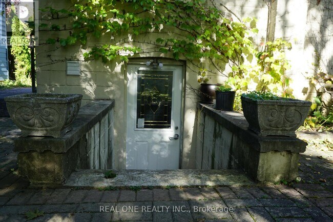 215 Poyntz Ave in Toronto, ON - Building Photo - Building Photo