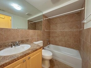 6557 NW 172nd Ln in Hialeah, FL - Building Photo - Building Photo