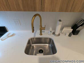1525 Commonwealth Ave, Unit 305 in Boston, MA - Building Photo - Building Photo