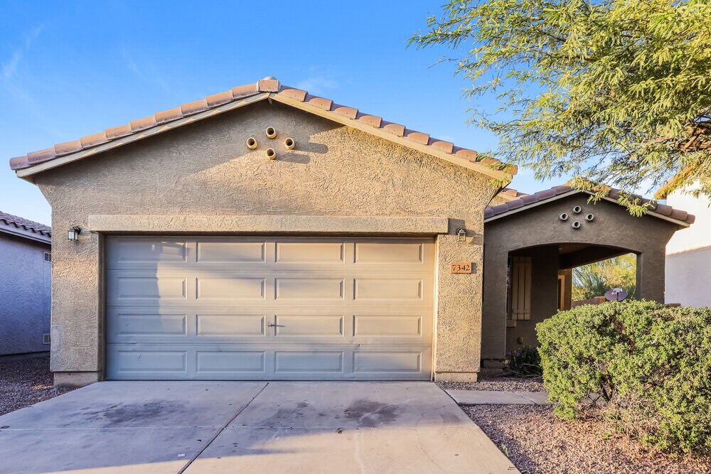 7342 W St Charles Ave in Phoenix, AZ - Building Photo