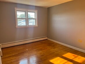338 Park Ave, Unit B in East Hartford, CT - Building Photo - Building Photo