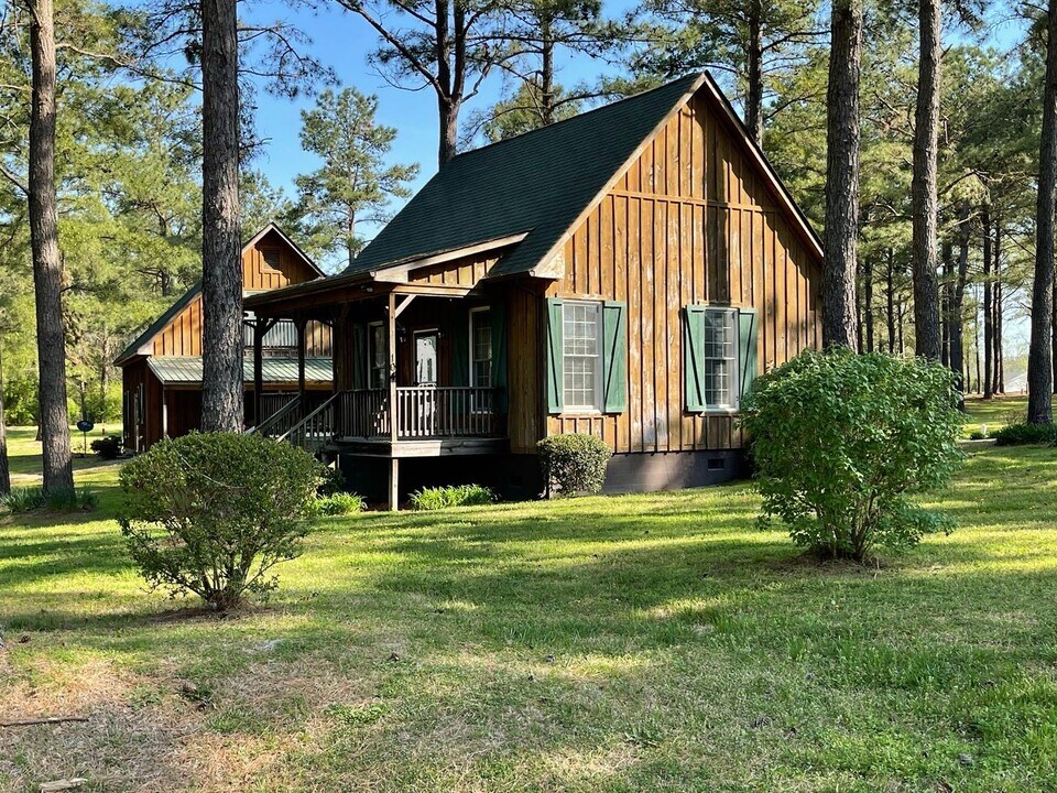 104 N Edge Dr in South Hill, VA - Building Photo
