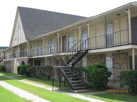 Victoria Manor in Houston, TX - Building Photo