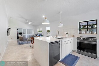 8230 Springtree Rd in Boca Raton, FL - Foto de edificio - Building Photo