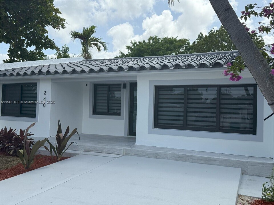 240 SW 55th Ave in Coral Gables, FL - Building Photo