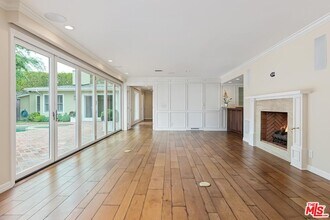 4211 W Toluca Lake Ln in Burbank, CA - Building Photo - Building Photo