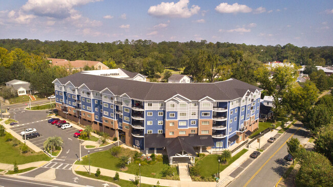 Casanas Village At Frenchtown Square in Tallahassee, FL - Foto de edificio - Building Photo