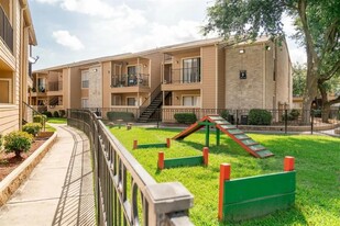 515 S Bender Ave in Humble, TX - Building Photo
