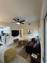 6425 SW 82nd St in Miami, FL - Foto de edificio - Building Photo