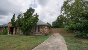 9102 Benthos Dr in Houston, TX - Building Photo