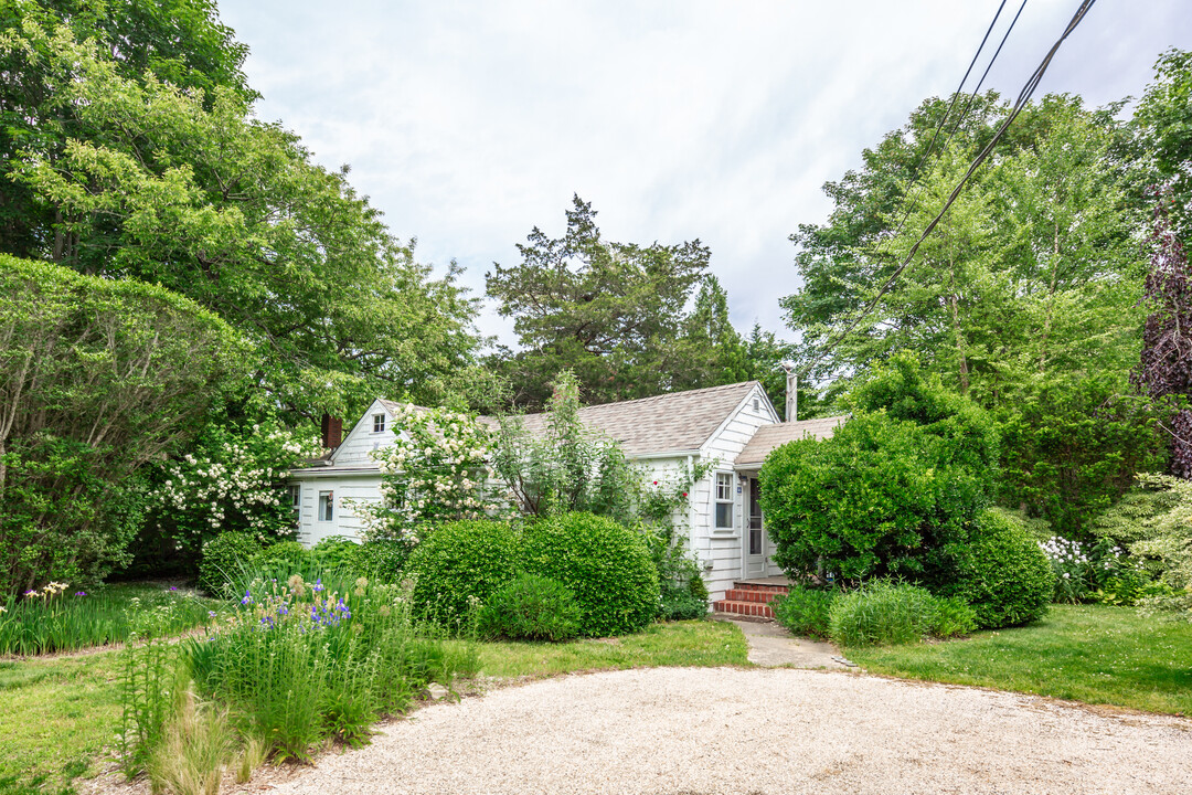 46 Oak Ln in Amagansett, NY - Building Photo