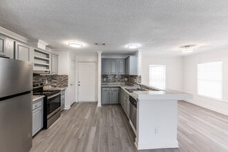 108 Varsity Dr in Huntsville, TX - Building Photo - Building Photo