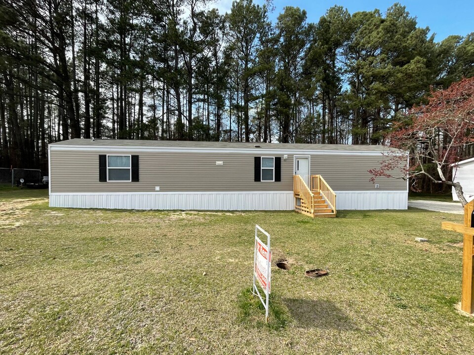 63 Arthur Lucius Ln in Lillington, NC - Building Photo