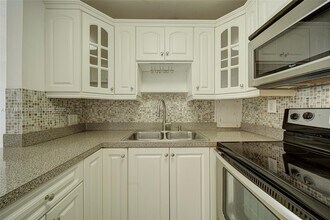 10400 SW 108th Ave in Miami, FL - Building Photo - Building Photo