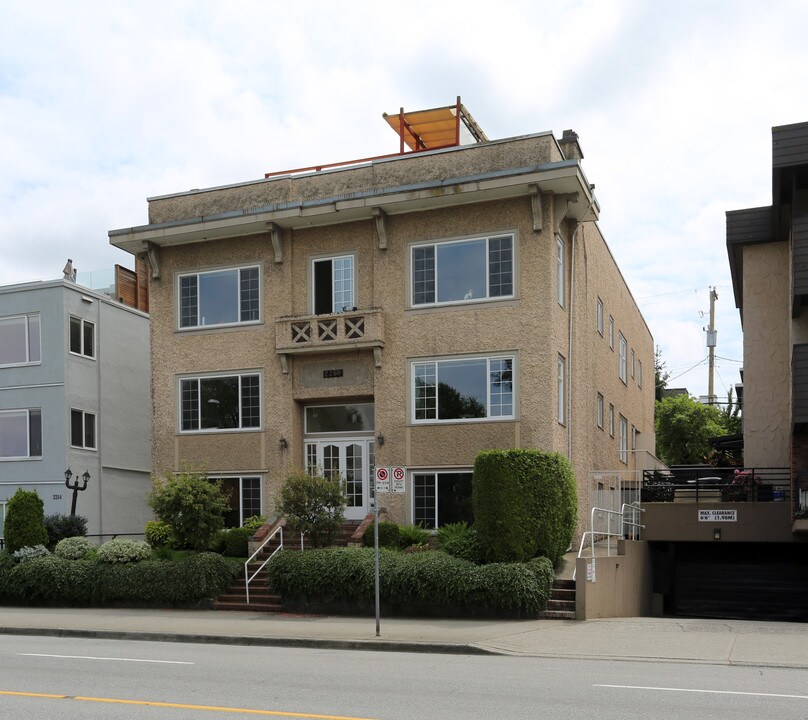 2268 Cornwall Ave in Vancouver, BC - Building Photo