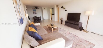 2450 NE 135th St, Unit 805 in North Miami, FL - Foto de edificio - Building Photo