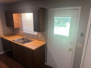 1427 W Rolling Oaks Dr in Rogers, AR - Building Photo - Building Photo