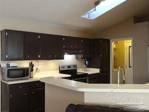 2060 Cambridge Cir in Pensacola, FL - Foto de edificio - Building Photo