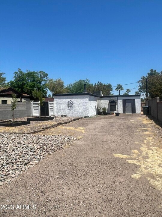 2230 E Cambridge Ave in Phoenix, AZ - Foto de edificio