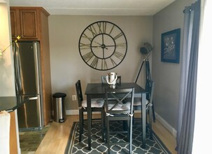 2632 Wagon Dr in Alexandria, VA - Foto de edificio - Building Photo