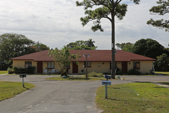 Zenith Apartments in West Palm Beach, FL - Building Photo - Building Photo