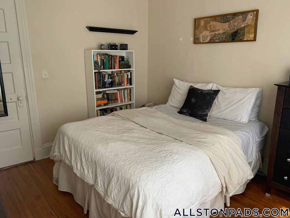 1375 Commonwealth Ave in Boston, MA - Building Photo