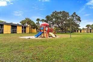 1408 Meadows Cir W, Unit 1408 in Boynton Beach, FL - Building Photo