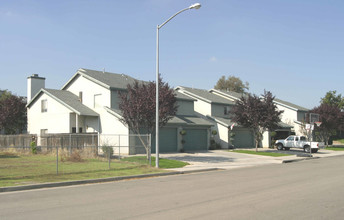 Plum Tree Apartments in Clovis, CA - Building Photo - Building Photo