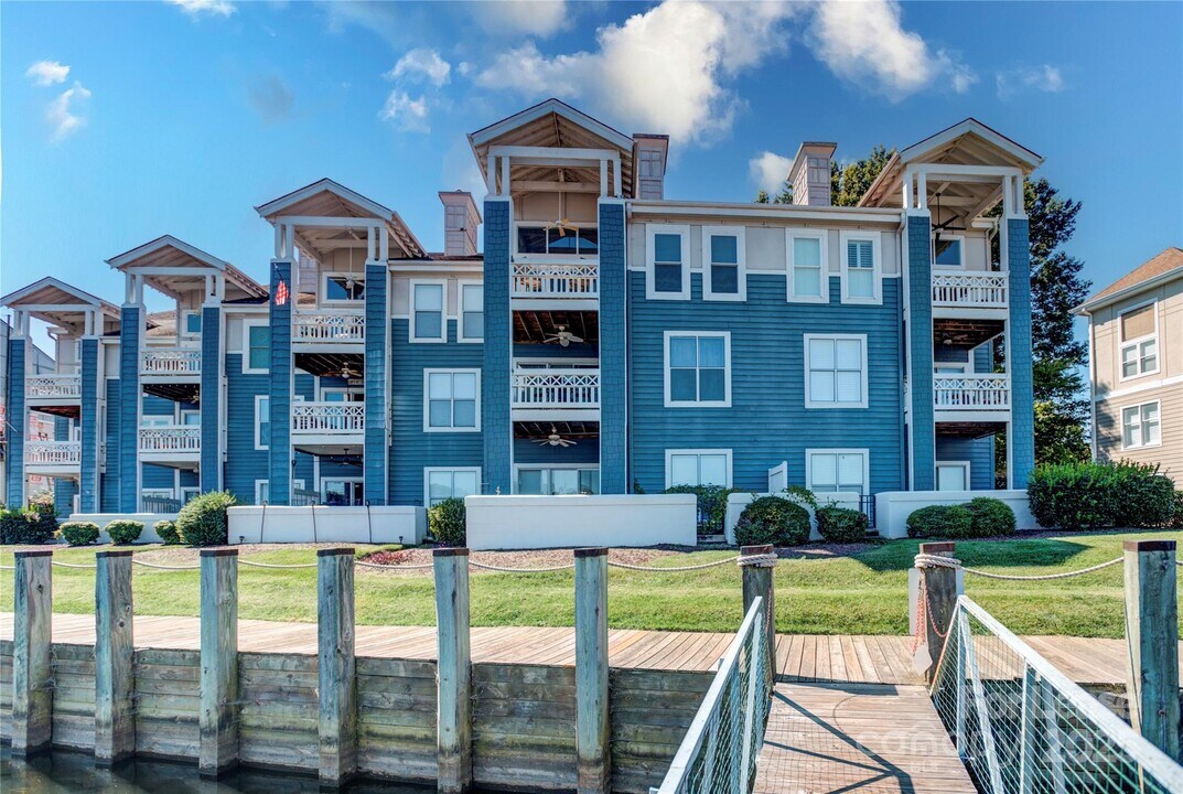 18663 Vineyard Point Ln in Cornelius, NC - Building Photo