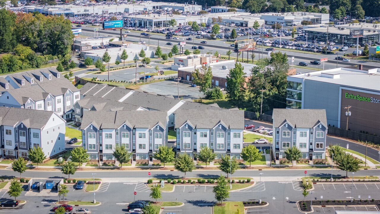 Radial at Mora Point in Charlotte, NC - Building Photo