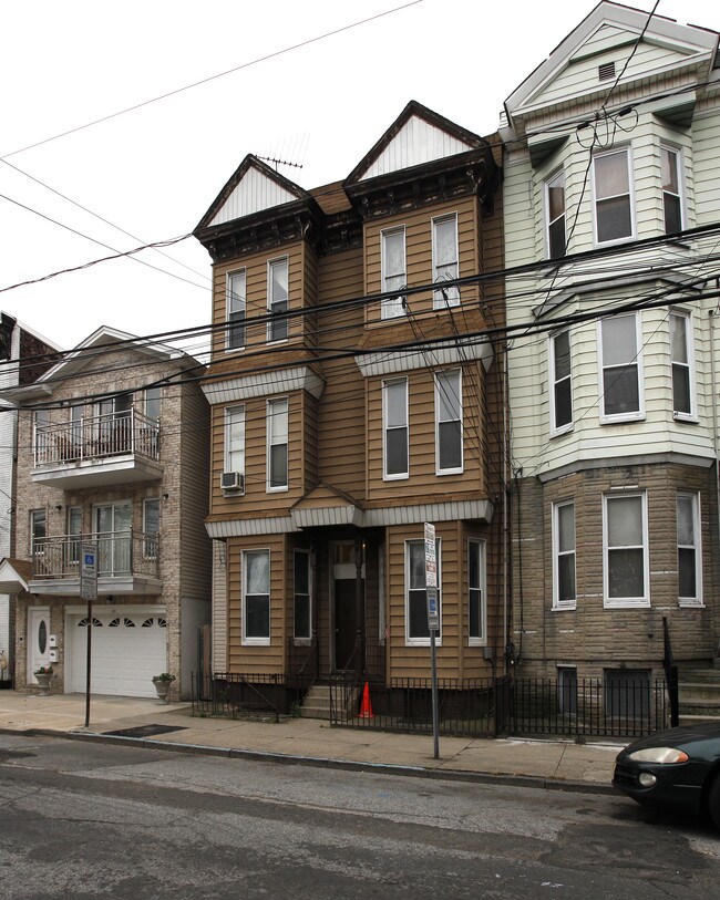139 Hopkins Ave in Jersey City, NJ - Building Photo - Building Photo