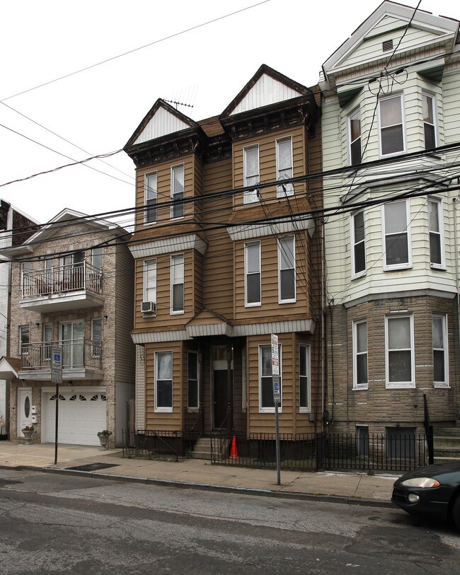 139 Hopkins Ave in Jersey City, NJ - Building Photo - Building Photo