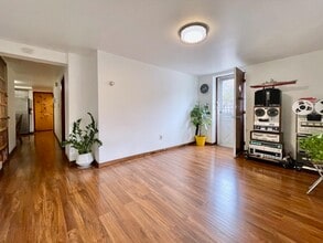 196 6th St in Jersey City, NJ - Building Photo - Building Photo