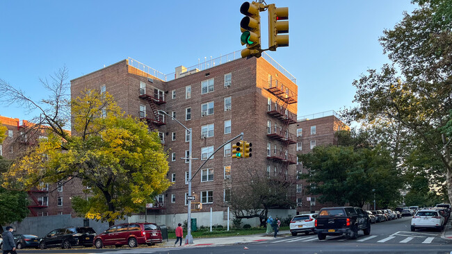 14309 Barclay Ave in Flushing, NY - Building Photo - Building Photo