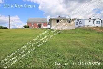 303 W Main St in Fredericksburg, PA - Foto de edificio - Building Photo