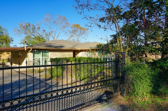 property at 8521 Woodlyn Rd