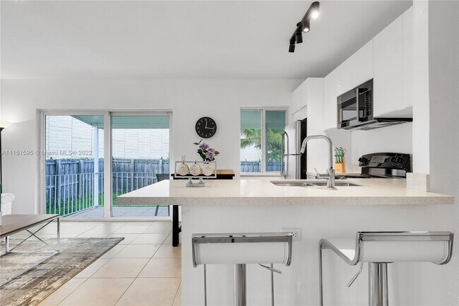 1021 NW 23rd Ave-Unit -0 in Miami, FL - Foto de edificio - Building Photo