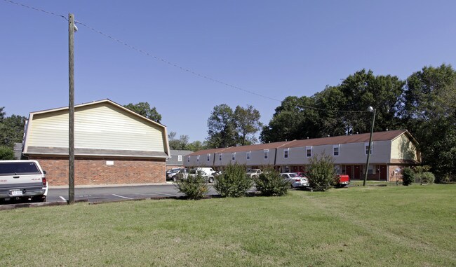 Olde Lamp Apartments in Richmond, VA - Building Photo - Building Photo