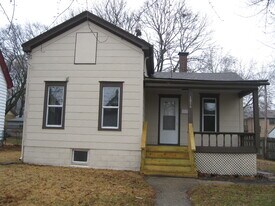 1814 Hutchins Ave in Rockford, IL - Building Photo