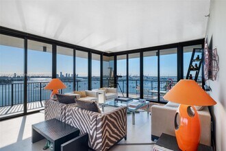 1000 Venetian Way in Miami Beach, FL - Foto de edificio - Building Photo