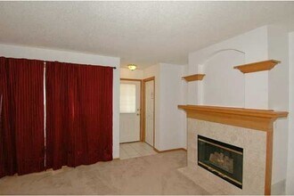 811 Burr Oaks Dr in West Des Moines, IA - Building Photo - Building Photo