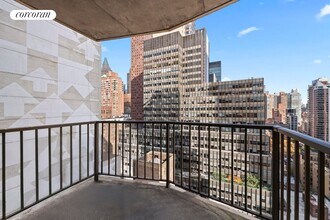 212 E 47th St in New York, NY - Building Photo - Building Photo