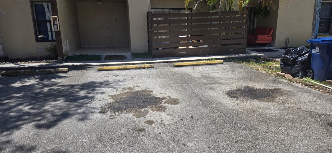 6325 SW 138th Ct, Unit MARAINELA in Miami, FL - Building Photo