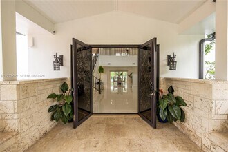 7125 Los Pinos Blvd in Coral Gables, FL - Building Photo - Building Photo